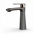 Grifo de lavabo monomando en acabado negro mate y detalles en oro rosa 25 x 15 x 10cm