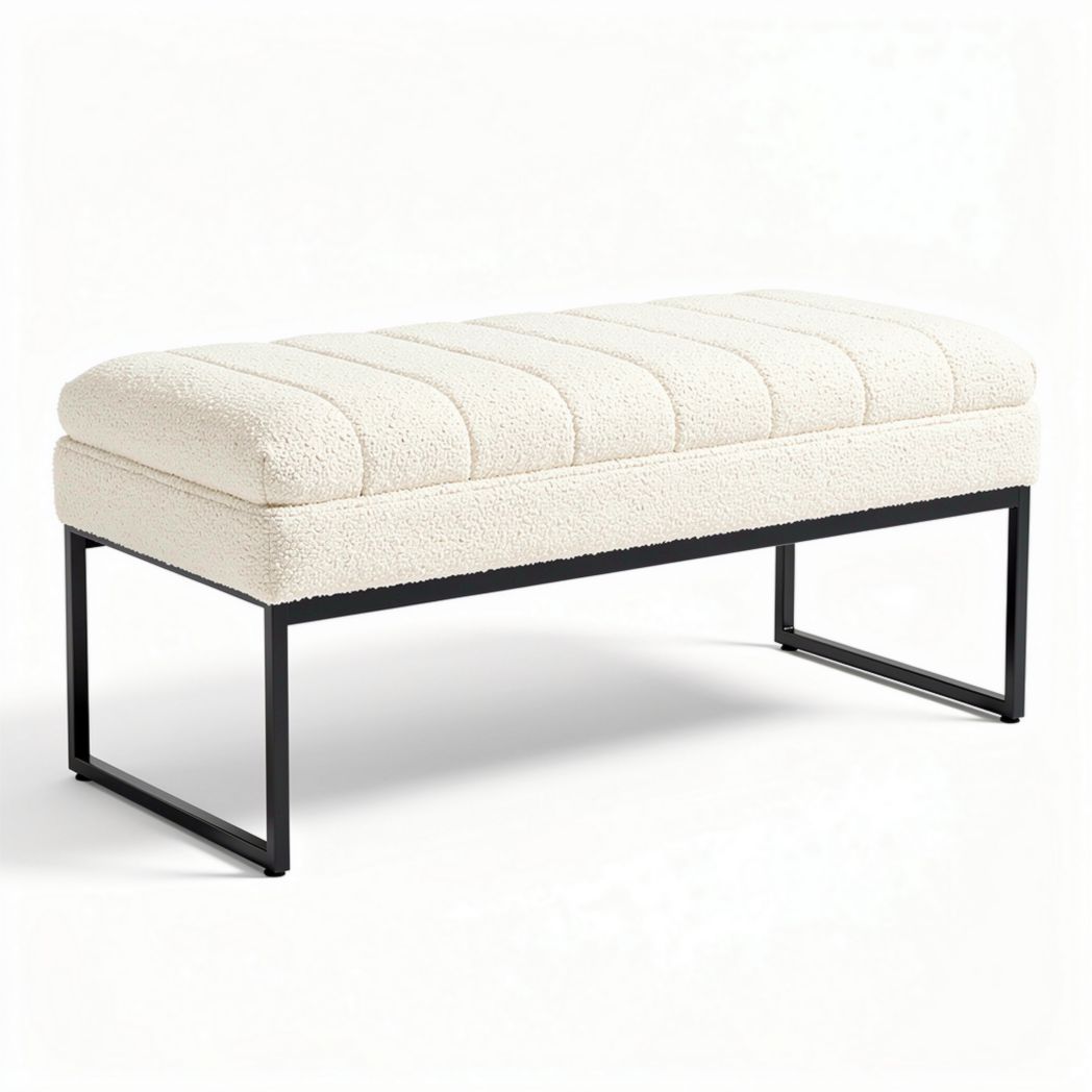Banco tapizado en tejido de peluche color crema con estructura metálica negra 90 x 40 x 45cm